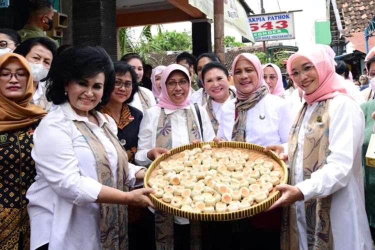 Ibu Iriana Joko Widodo dan Ibu Wury Ma?ruf Amin, beserta para anggota OASE KIM meninjau sentra pembuatan bakpia di Kampung Sentra Bakpia Pathuk, Kota Yogyakarta, pada Selasa, 31 Januari 2023.
