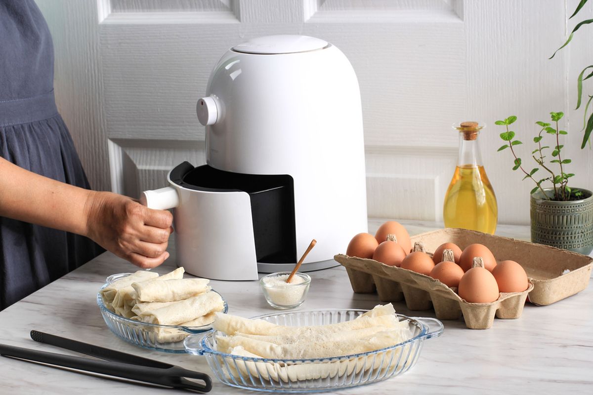 Ilustrasi air fryer, memasak dengan air fryer. 