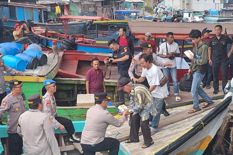 Kapolres Jakarta Utara (Jakut) Kombes Gidion Arif Setyawan, cek tingkat keamanan perahu di Dermaga Nelayan Clincing, Jakut yang angkut pemudik. Selasa (9/4/2024).