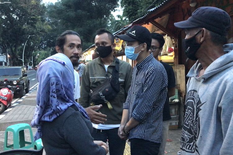 Oknum Satpol PP pengeroyok pedagang reptil di Jalan Barito I, Kramat Pela, Jakarta Selatan datang bersama orangtuanya meminta maaf terkait kasus pengeroyokan pada Jumat (2/4/2021) sore.