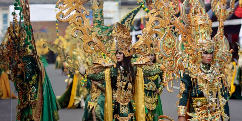 Peserta mengenakan kostum Sriwijaya saat tampil di Jember Fashion Carnaval (JFC) ke-16 di Jember, Jawa Timur, Minggu (13/8/2017). JFC ke-16 bertema Victory atau Kemenangan menampilkan delapan defile yang kostumnya pernah memenangkan kostum terbaik di sejumlah kontes dunia, seperti kostum Borobudur, Bali, dan Borneo. ANTARA FOTO/Seno/kye/17.