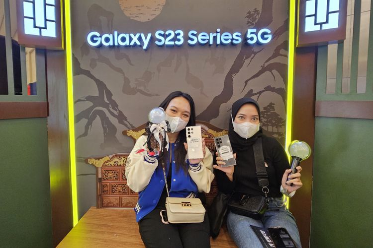 (Kiri-kanan) Febriona Cerry dan Lisani Amalia, dua fandom BTS yang berhasil meminjam Galaxy S23 Ultra untuk konser Day 1 Suga | D Agust in Jakarta, Jumat (26/5/2023)