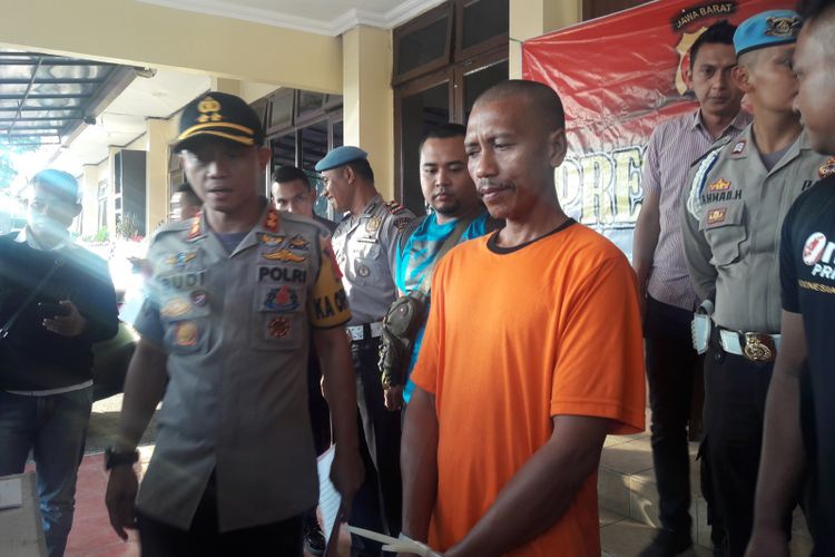 HM, tersangka kasus penistaan agama yang juga mengaku sebagai menteri Industri saat di Mapolres Garut, Selasa (18/06/2019)