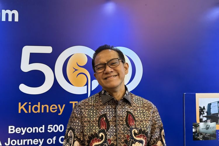 Dokter Spesialis Urologi, Prof. Dr. dr. Nur Rasyid, Sp.U(K) saat ditemui setelah acara Keberhasilan Pencapaian 500 Transplantasi Ginjal Siloam Hospitals Asri di Jakarta Selatan, Sabtu (14/2/2026).
