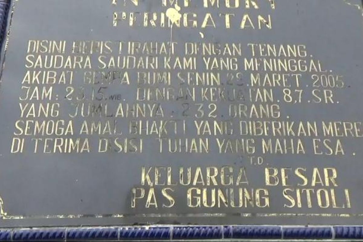 Prasasti mengenang para Korban Gempa Nias, 28 Maret 2005, di Lokasi pekuburan Santiong Baru, Desa Fodo, Kecamatan Gunungsitoli Selatan, Kota Gunungsitoli, Sumatera Utara