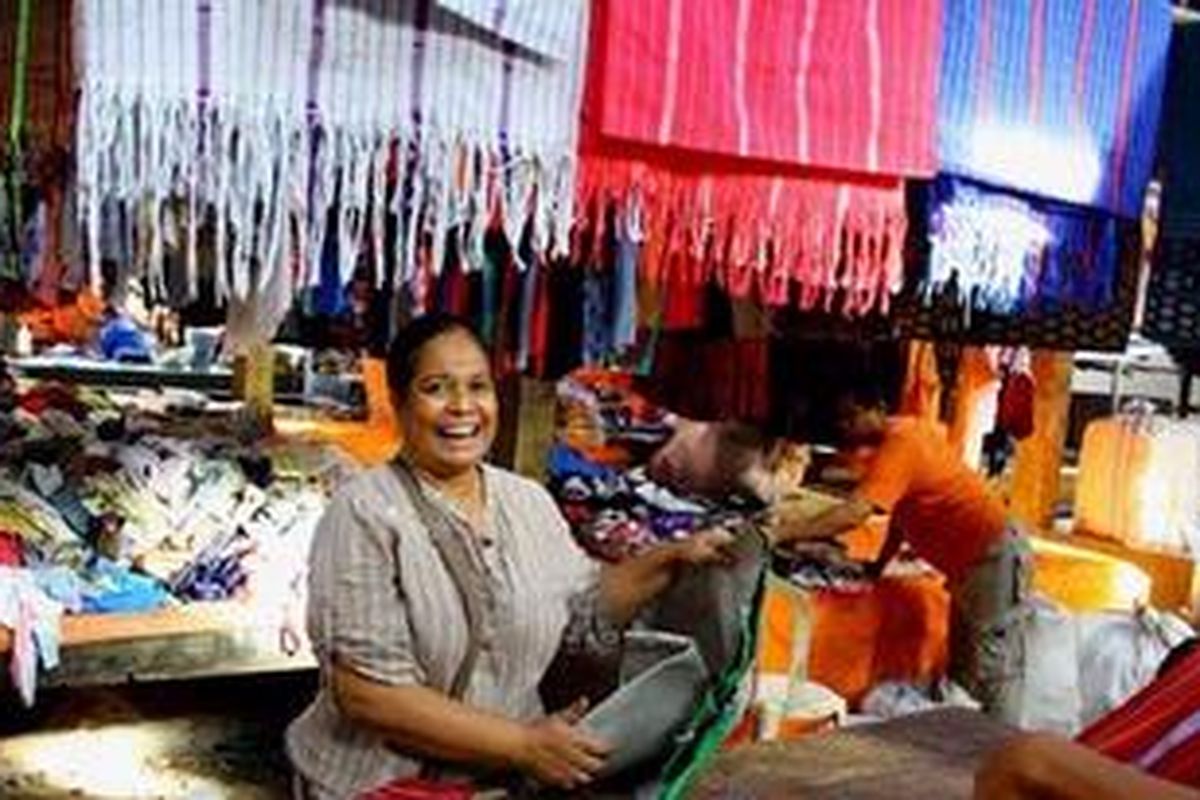 Penjual kain tenun Sumba Barat di Pasar Inpres Waikabu, Waikabubak, Sumba Barat, NTT.