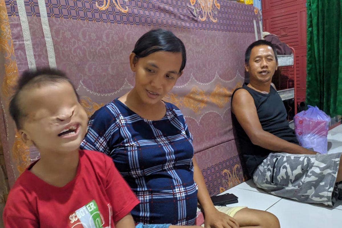 Azmi Ramadan (kiri) bersama orangtuanya, Fitri dan Sutarman, saat ditemui di kediamannnya di Ciracas, Rabu ((9/6/2021)