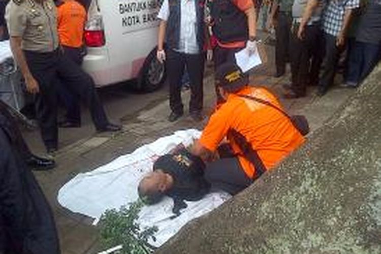 Seorang pria yang hingga saat ini belum diketahui identitasnya ditemukan tewas di dalam selokan di Jalan Gudang Utara Kecamatan Sumur Bandung Kota Bandung, Kamis (31/10/2013) sekira pukul 13.00 WIB.
