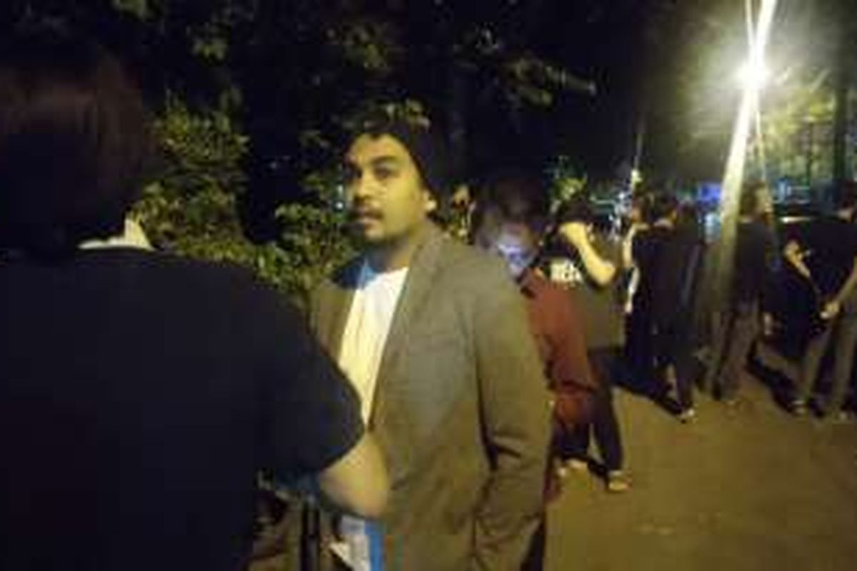 Glenn Fredly di rumah duka mendiang Mike Mohede, Jalan Kuricang Raya, Bintaro, Tangerang Selatan, Minggu (31/7/2016) malam.