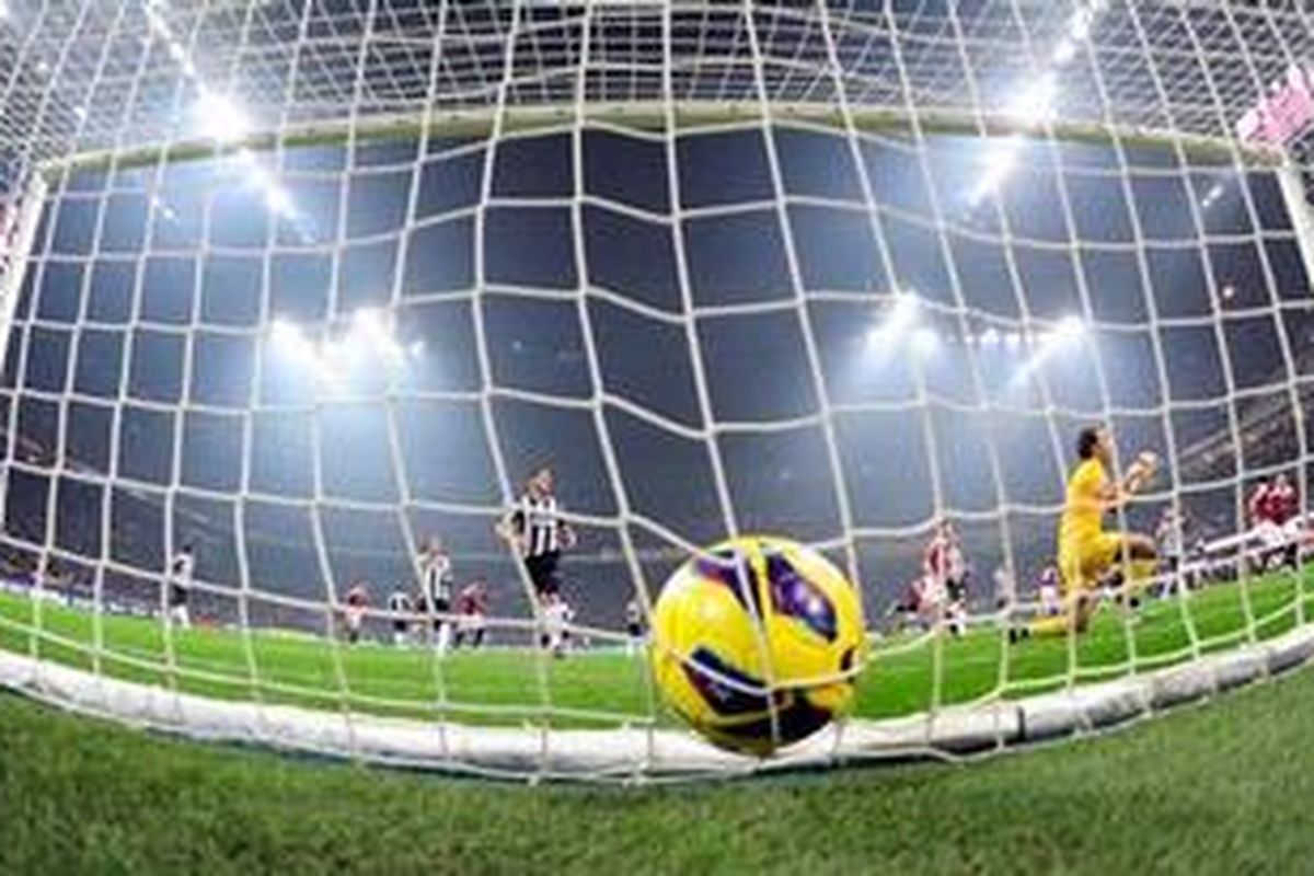 Bola hasil eksekusi penalti penyerang AC Milan, Robinho, bersarang di gawang Juventus, pada laga Serie-A, di San Siro, Minggu (25/11/2012). 