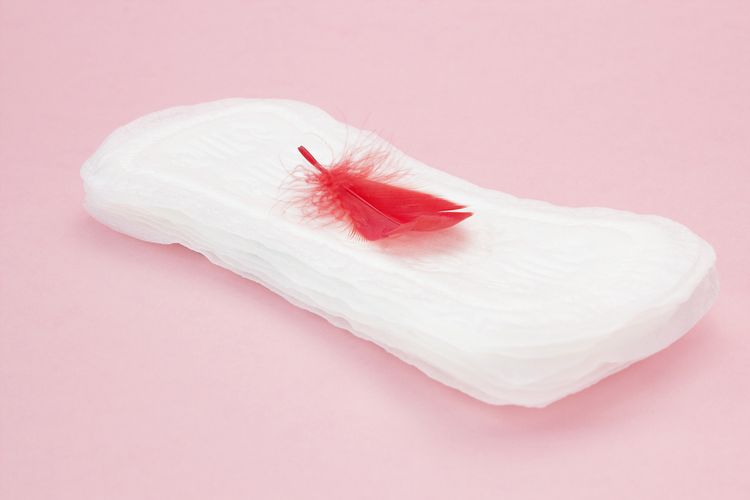 Ilustrasi darah pada pembalut wanita. Perlukah pembalut wanita bekas dicuci sebelum dibuang?