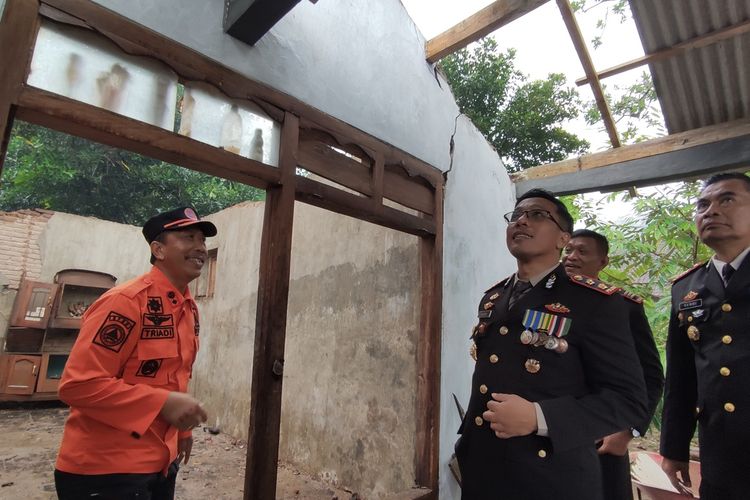 Petugas melihat kondisi rumah rusak akibat gempa Bantul, di Kecamatan Gandusari Trenggalek Jawa Timur, Sabtu (01/07/2023). 