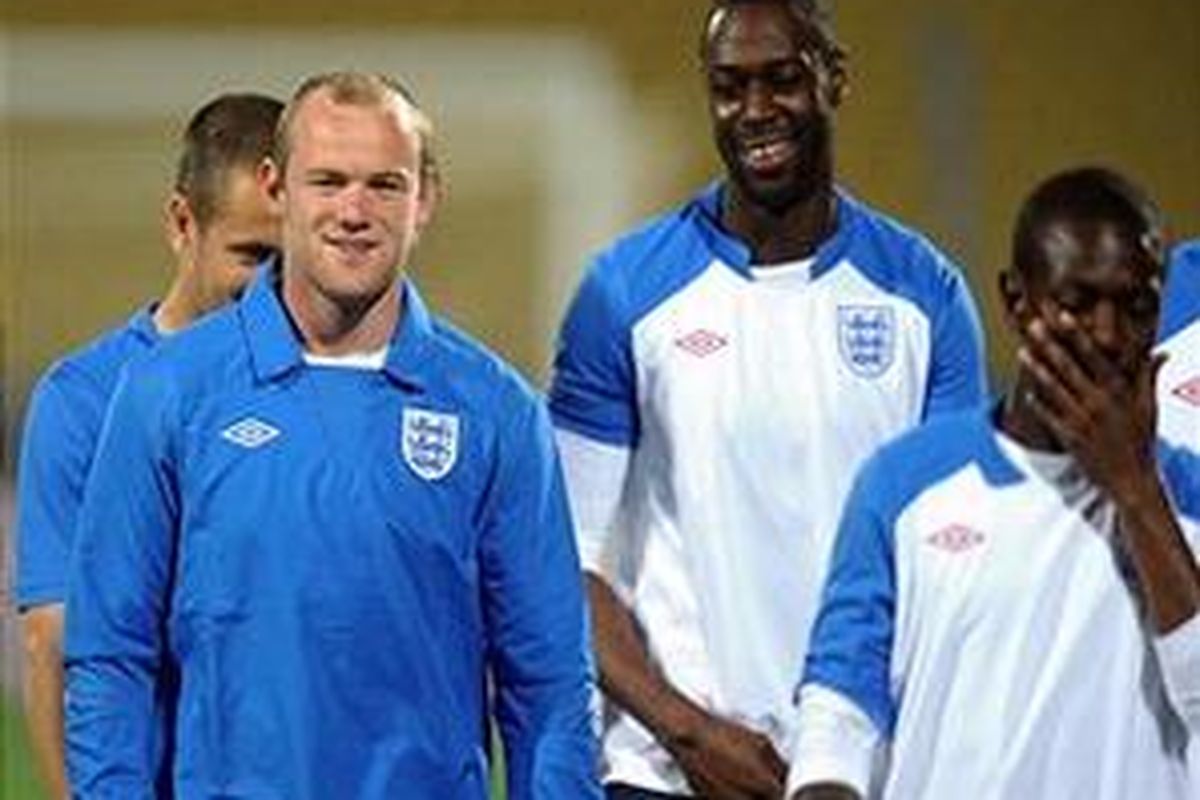 Striker Inggris Wayne Rooney (kiri) tersenyum dalam sesi latihan di Stadion Royal Bafokeng, Rustenburg, Afrika Selatan, Jumat (11/6/2010).