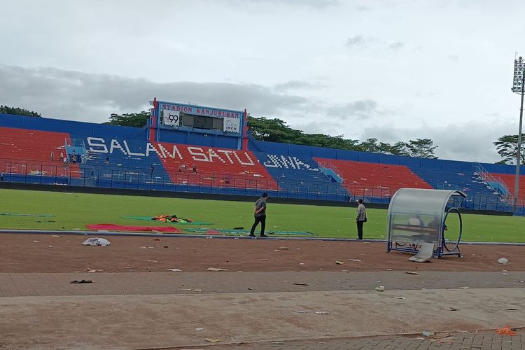 Anggota TGIPF Stadion Kanjuruhan saat melakukan kajian di Stadion Kanjuruhan, Jum'at (7/10/2022).