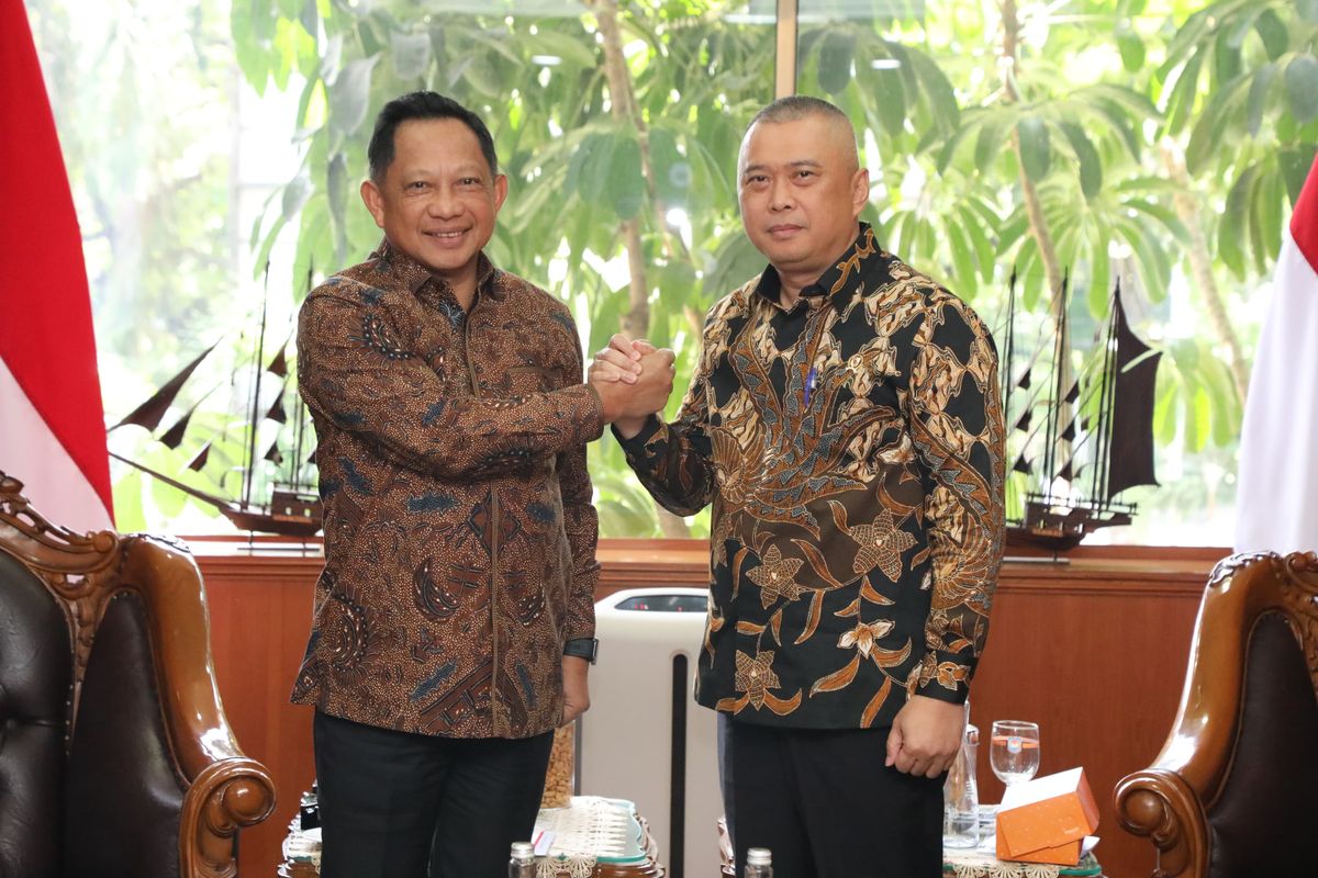 Menteri Dalam Negeri (Mendagri) Muhammad Tito Karnavian bertemu Menteri Perhubungan (Menhub) Dudy Purwagandhi di Kantor Pusat Kementerian Dalam Negeri (Kemendagri), Jakarta, Jumat (21/11/2025).