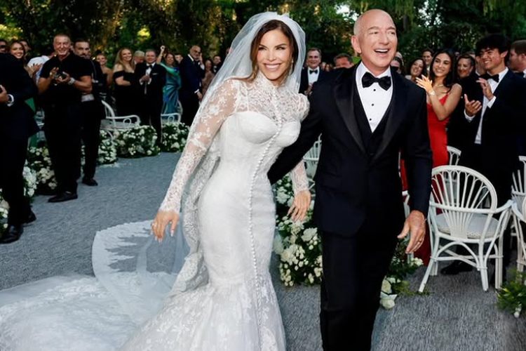 Jeff Bezos dan Lauren Sanchez pada hari pernikahan mereka di Venesia, Italia, Jumat (27/6/2025).