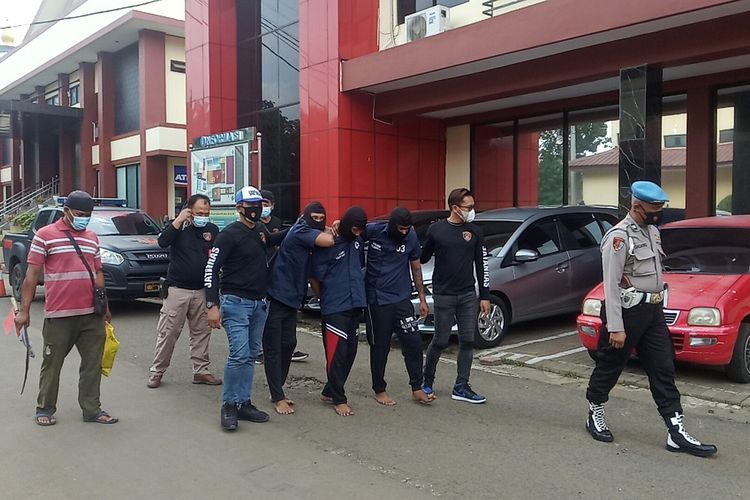 Kepolisian Resor Bogor, Jawa Barat, menangkap tiga pelaku kasus pembunuhan juru parkir di Kecamatan Cileungsi, Kabupaten Bogor, Jumat (29/10/2021).