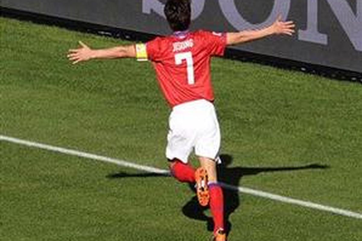 Gelandang Korea Selatan, Park Ji-Sung, merayakan golnya ke gawang Yunani, dalam pertandingan penyisihan grup Piala Dunia, Sabtu (12/6/2010).