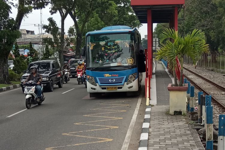 Bus Trans Padang saat berhenti di sebuah halte