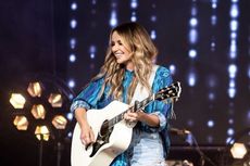 Lirik dan Chord Lagu Show Me Around - Carly Pearce