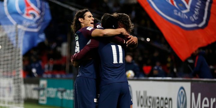 Gelandang Paris Saint-Germain, Adrien Rabiot (kanan), merayakan gol yang dia cetak ke gawang Guingamp dalam laga babak 16 besar Piala Prancis di Stadion Parc des Princes, Paris, pada 24 Januari 2018.