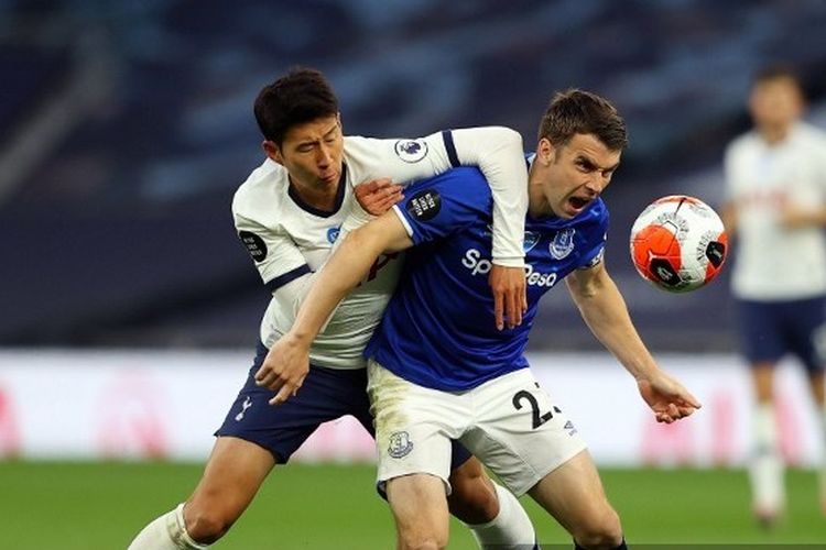 Son Heung-min dan Seamus Coleman dalam laga Tottenham vs Everton pada pekan ke-33 Liga Inggris 2019-2020.