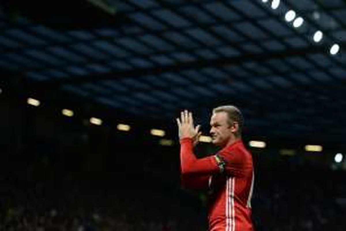 Wayne Rooney menjalani laga testimonial saat Manchester United melawan Everton di Stadion Old Trafford, Rabu (4/8/2016).