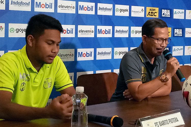 Pelatih Barito Putera, Djadjang Nurdjaman (kanan), bersama pemainnya Raffi Syaharial (kiri), dalam konferensi sebelum uji tanding dengan Persib Bandung, di Graha Persib, Senin (10/2/2020). 