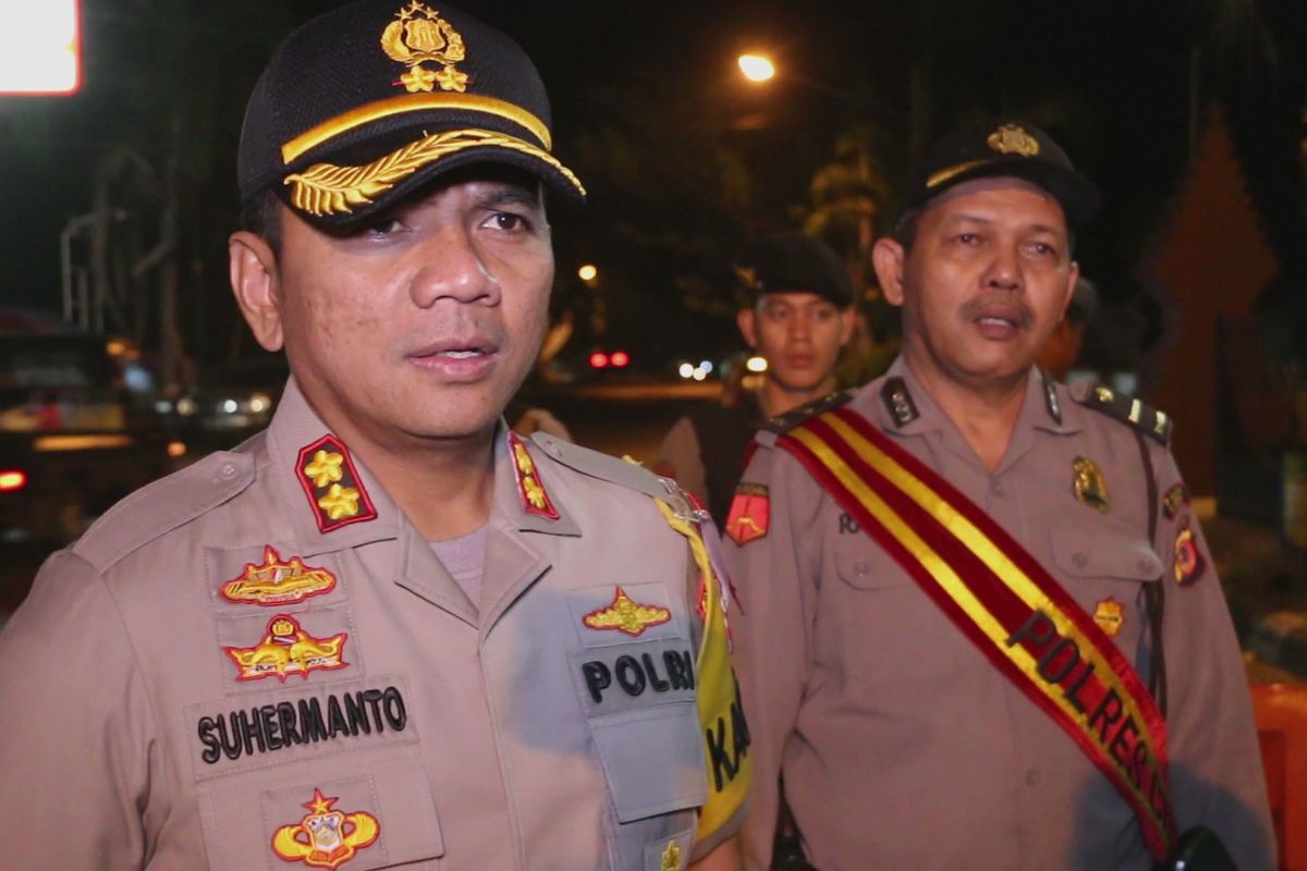 Kapolres Cirebon, AKBP Suhermanto, memberikan keterangan pada sejumlah pekerja media usai pengamanan satu rombongan di kilometer 229 Tol Kanci ? Pejagan, Kecamatan Ciledug, Kabupaten Cirebon, Rabu (22/5/2019). Polisi menemukan satu buah stik besi, pesan provokasi ajakan people power di alat komunikasi penumpang. 