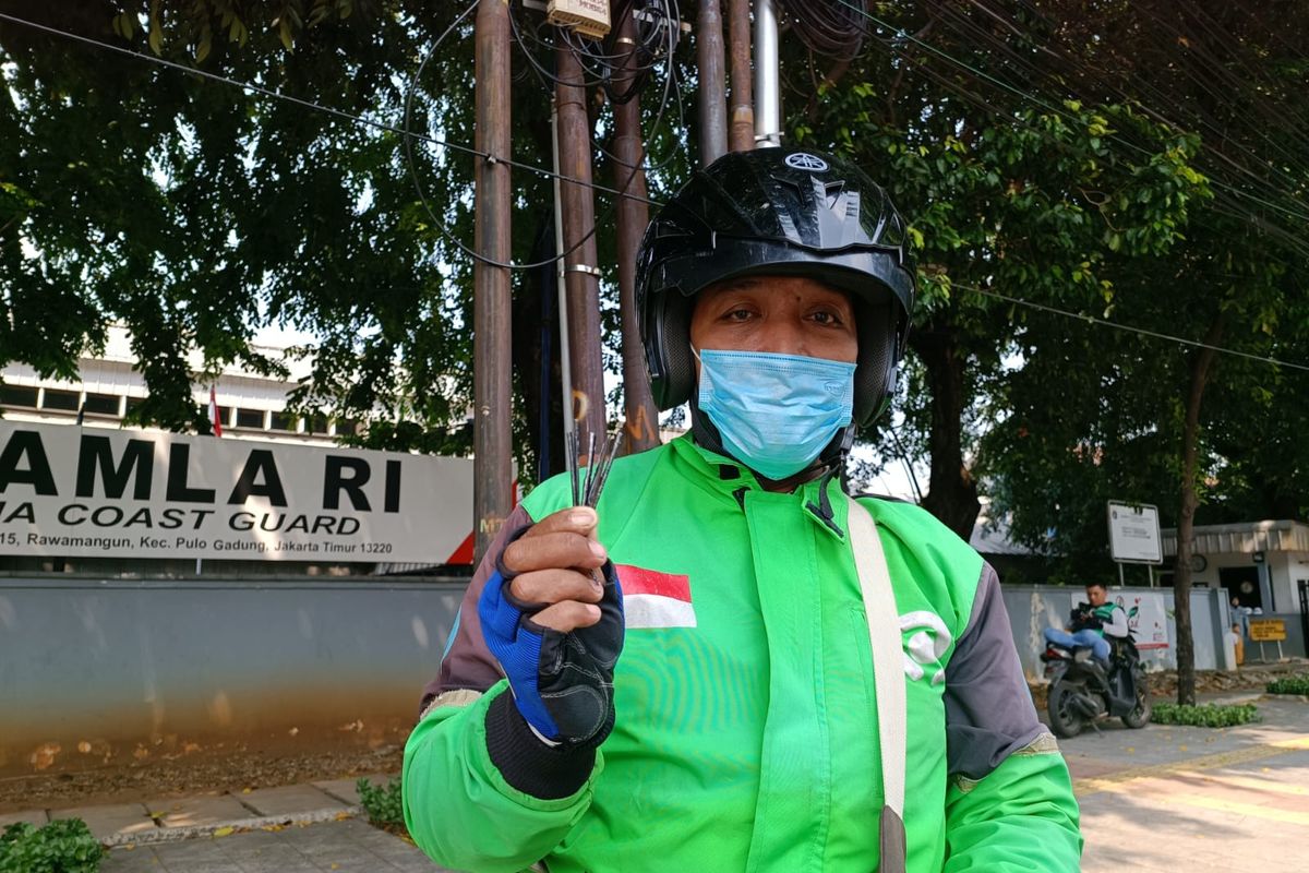 Septian (47), pengemudi ojek daring yang pernah jadi korban ranjau paku di Jalan Pemuda, Rawamangun, Pulogadung, Jakarta Timur, Senin (24/7/2023). Kini, ia merupakan sukarelawan penyapu ranjau paku di kawasan itu, Jakarta Timur, Senin (31/7/2023).