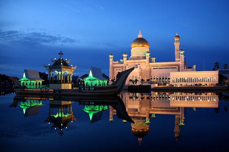 Pemandangan Masjid Sultan Omar Ali Saifuddin di Bandar Seri Begawan ibu kota negara Brunei Darussalam.
