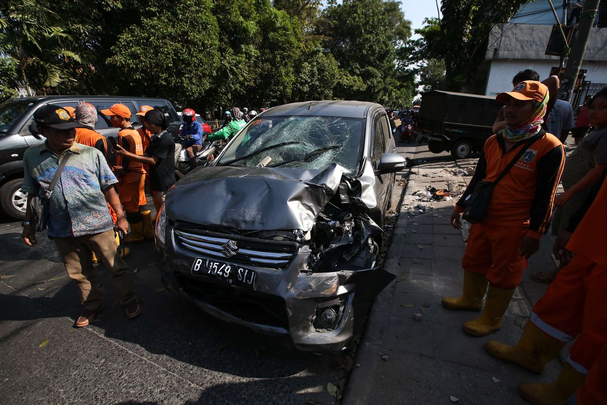 Kecelakaan beruntun terjadi di Jalan Lenteng Agung, Jakarta Selatan, Selasa (10/9/2019). Kecelakaan yang melibatkan 6 buah sepeda motor dan dua mobil ini mengakibatkan 4 orang luka-luka dan dilarikan ke rumah sakit.