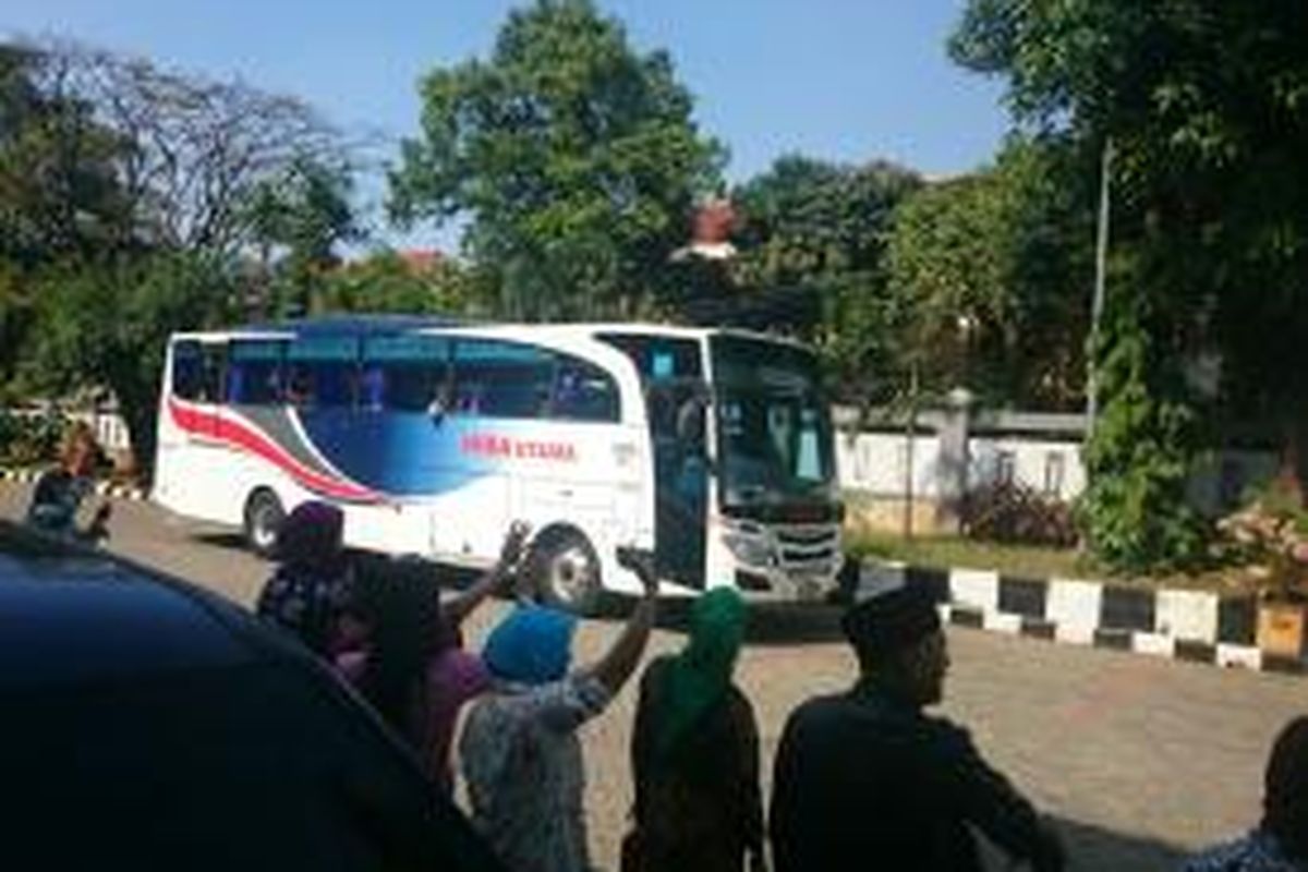 Dua buah bus disediakan untuk memulangkan 85 PMKS hasil razia di Ibu Kota, dari Panti Bina Insan Bangun Daya 2, Cipayung, Jakarta Timur. Kamis (9/7/2015).