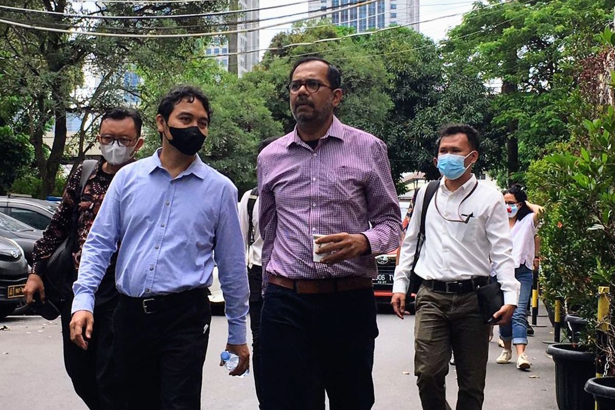 Aktivis Haris Azhar (tengah) memenuhi panggilan pemeriksaan sebagai tersangka kasus pencemaran nama baik Luhut Binsar Pandjaitan di Mapolda Metro Jaya, Senin (21/3/2022).