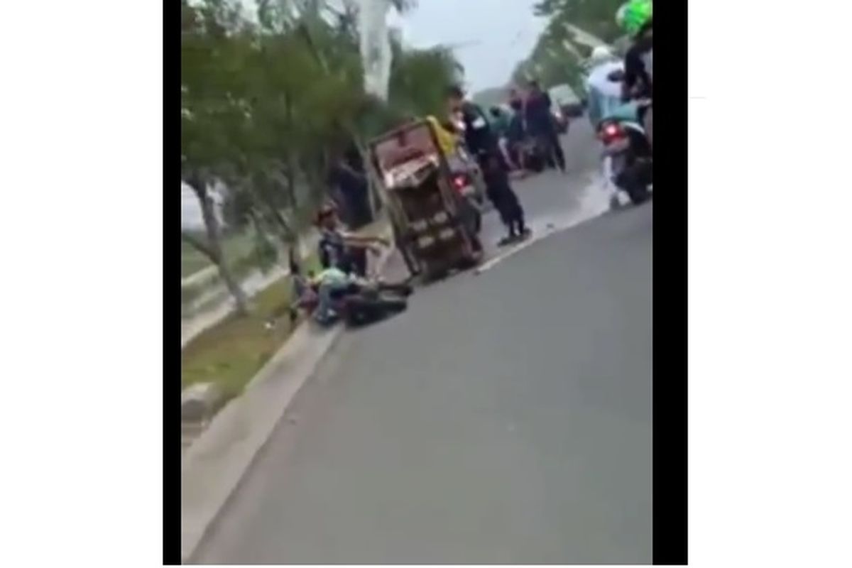 Seorang satpam menabrak gerobak bakso ketika melakukan penertiban pedagang di Jalan Boulevard Harapan Indah.