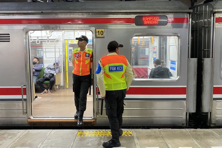 Saat Semua Orang Pulang, Mereka Tetap Bertugas di Stasiun Manggarai