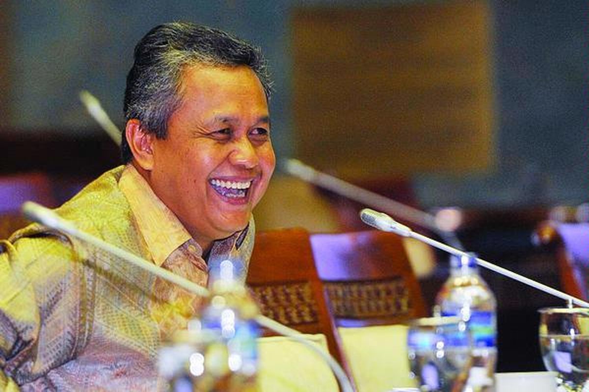 Asisten Gubernur Bank Indonesia (BI) Perry Warjiyo mengikuti uji kelayakan dan kepatutan menjadi Deputi Gubernur BI oleh  Komisi XI DPR  di Gedung Parlemen, Jakarta, Kamis (14/3). Pada malam hari, Komisi XI DPR secara aklamasi memilih Perry Warjiyo sebagai Deputi Gubernur BI. 