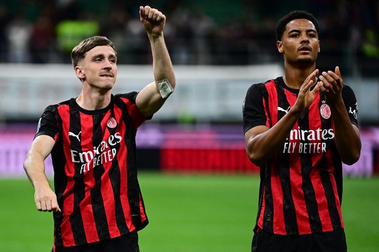 Alexis Saelemaekers (kiri) dan Koni De Winter (kanan) merayakan kemenangan usai pertandingan sepak bola Serie A Liga Italia antara AC Milan vs Napoli di stadion San Siro di Milan, Italia utara, pada 28 September 2025. (Foto oleh Piero CRUCIATTI / AFP)