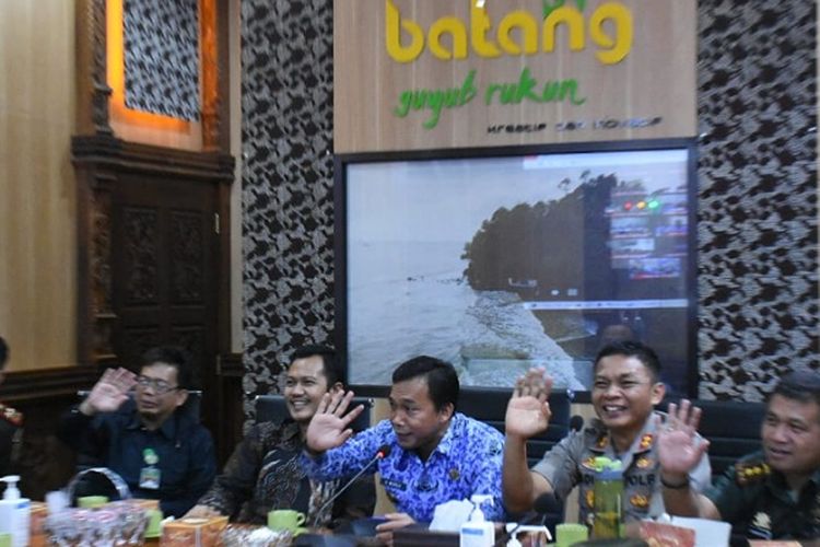 Bupati Batang Jawa Tengah Wihaji dan Kepala Dinas Kesehatan dr. Mukhlisin saat video conference dengan Gubernur Jateng Ganjar Pranowo.