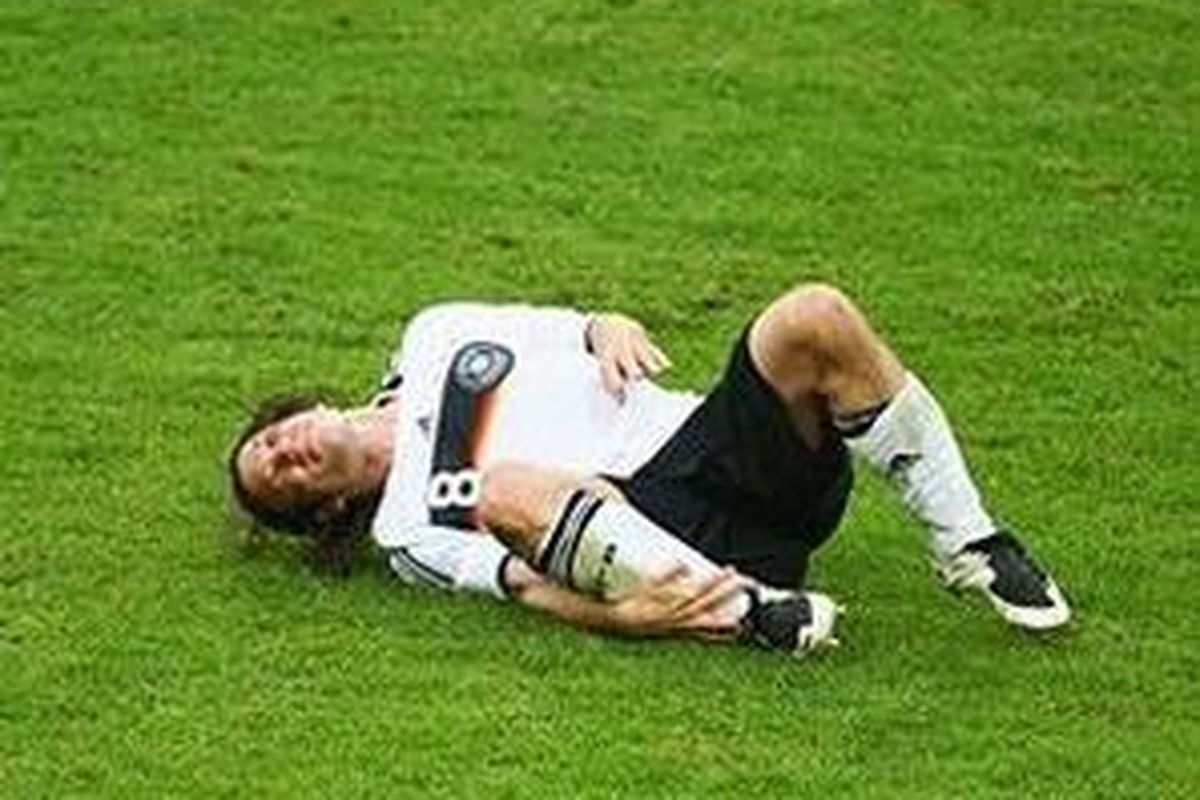 Cedera yang mendera Torsten Frings membuatnya ingin pensiun dari timnas Jerman.