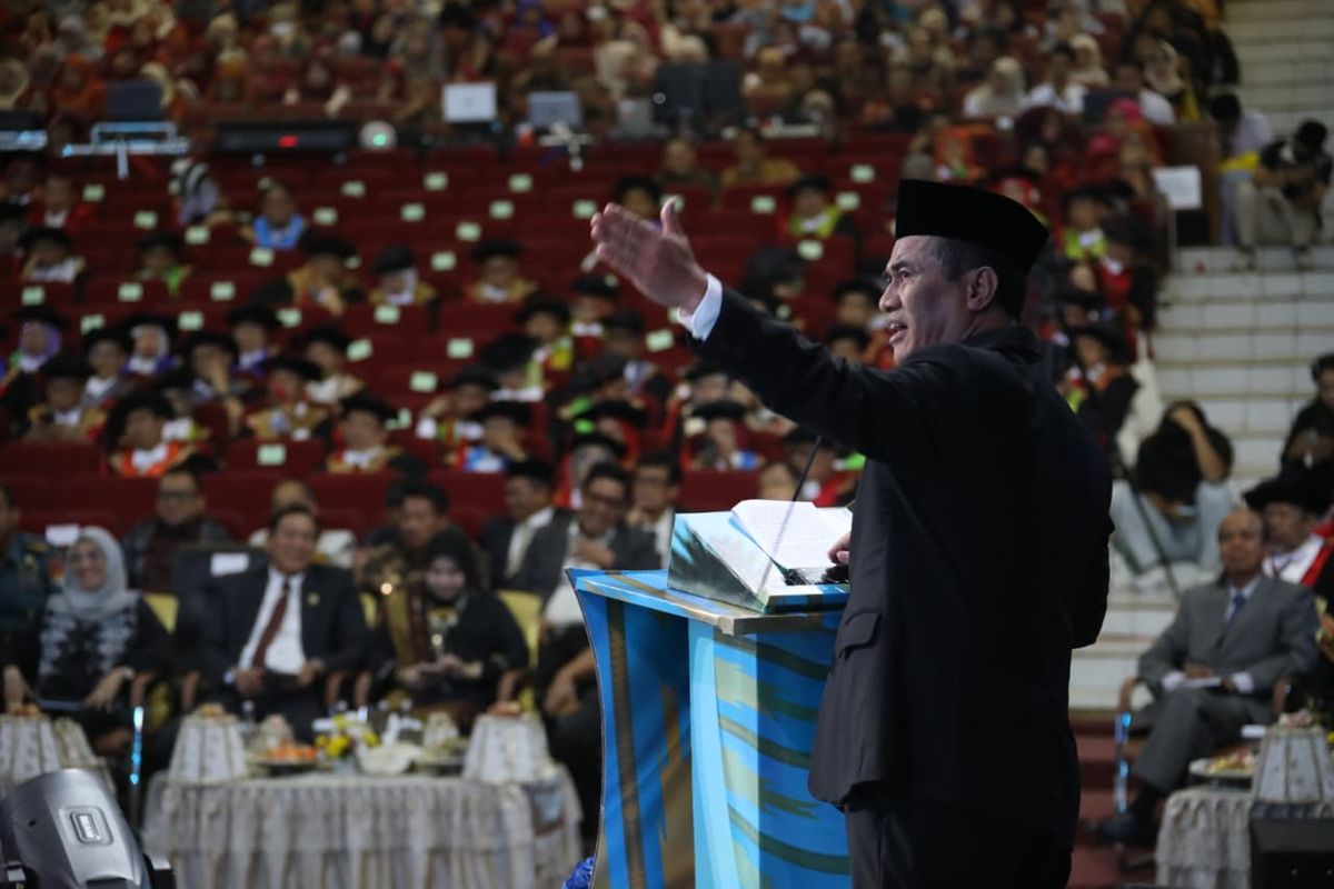 Menteri Pertanian (Mentan) Andi Amran Sulaiman dalam Upacara Rapat Senat Terbuka Dies Natalis ke-69 Universitas Hasanuddin (Unhas) pada Sabtu (13/9/2025).
