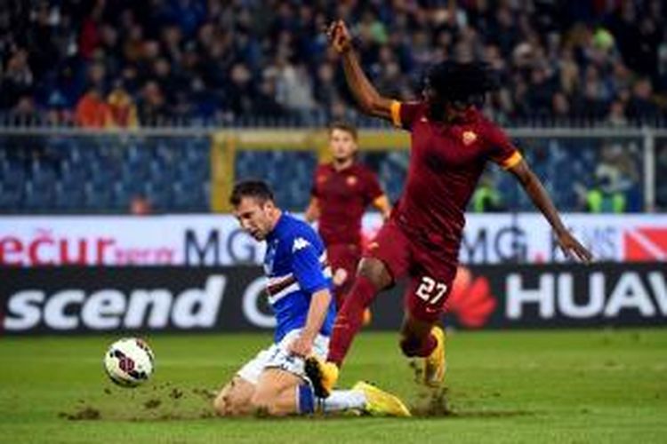 Striker AS Roma, Gervinho, saat berebut bola dengan salah satu bek Sampdoria pada lanjutan Serie-A, Sabtu atau Minggu (26/10/2014). 