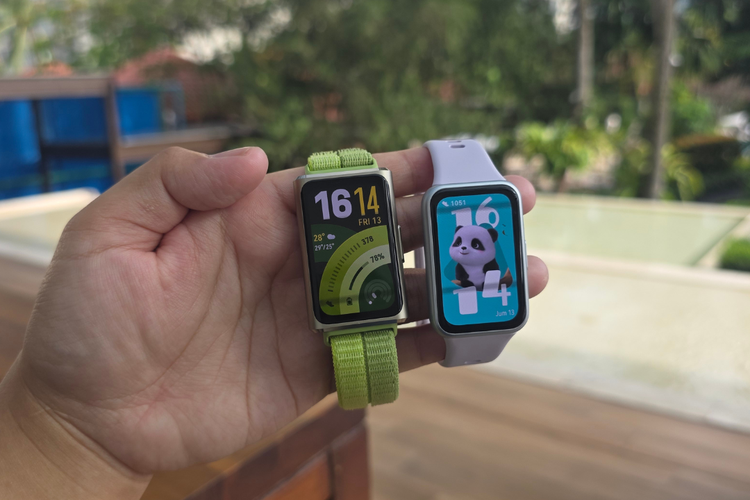 Perbandingan layar Huawei Band 11 dan Band 11 Pro menunjukkan resolusi dan ukuran yang sama, namun varian Pro menawarkan visibilitas lebih baik berkat kecerahan layar yang lebih tinggi.