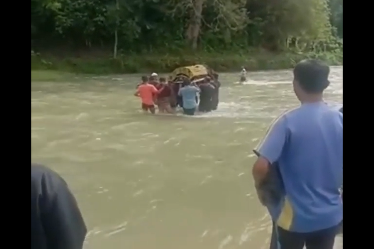 Warga Gampong Pulo Mesjid II, Kecamatan Tangse, Pidie sedang mengantar keranda jenazah dengan mengarungi Sungai Krueng Inong.