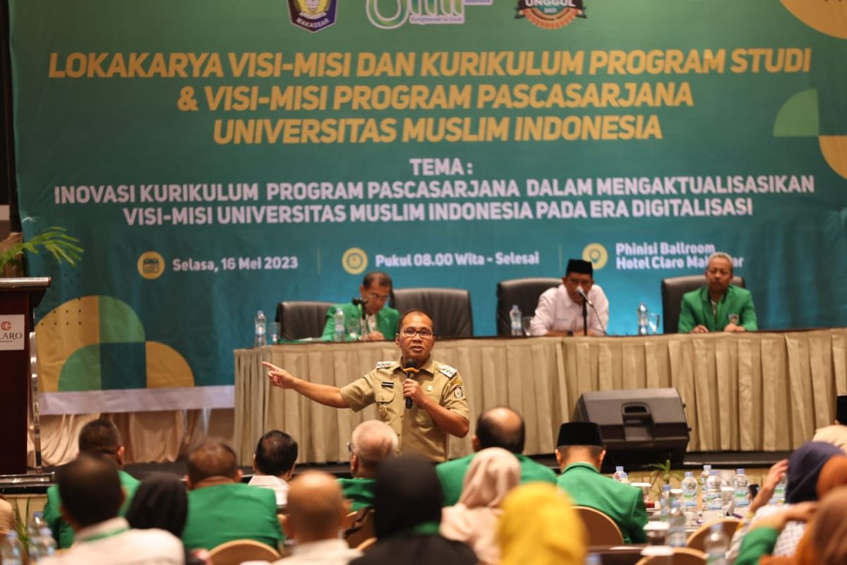 Wali Kota (Walkot) Makassar Mohammad Ramdhan Pomanto saat menjadi pemateri dalam Lokakarya Visi-Misi dan Kurikulum Program Pascasarjana Universitas Muslim Indonesia (UMI) dengan tema Tantangan dan Strategi Peningkatan Daya Saing dalam Pemenuhan Kebutuhan Dunia Kerja di Hotel Claro, Selasa, (16/05/2023).
