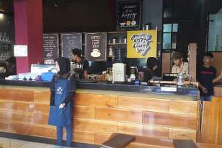 Warunk Upnormal Gading Serpong terletak di ruko paramount