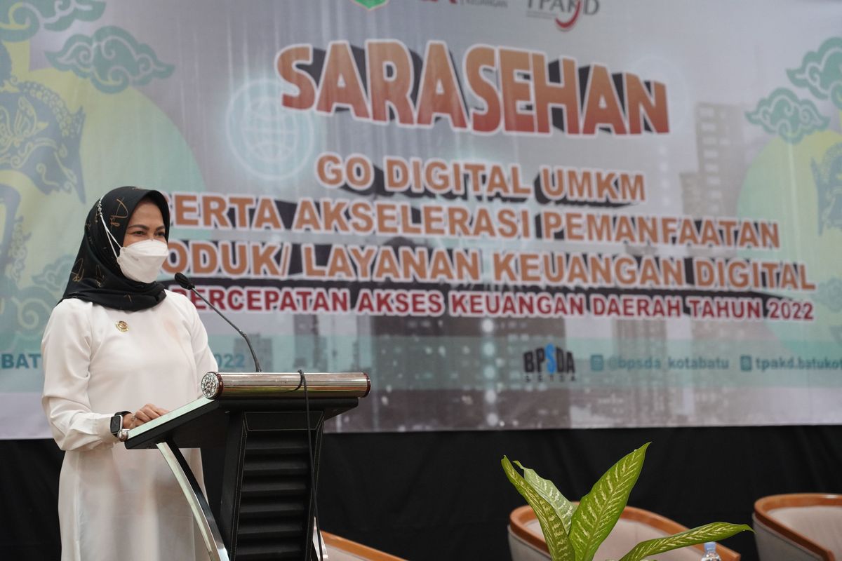 Wali Kota Batu, Dewanti Rumpoko saat sambutannya pada kegiatan Sarasehan Go Digital UMKM pada Rabu (31/8/2022) di El Royale Hotel, Kota Batu.