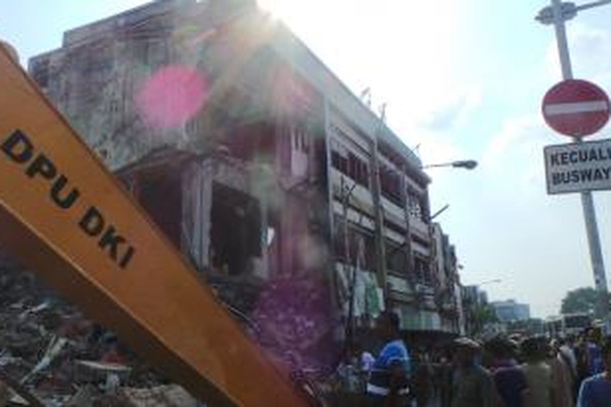 Lima dari tiga belas toko di Jalan Jatinegara Barat dibongkar tim terpadu Pemerintah Kota Jakarta Timur. Kamis (28/7/2014).