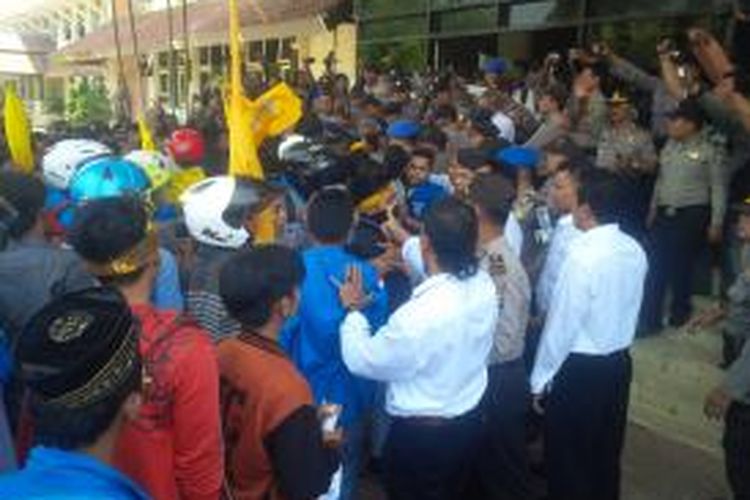 Aksi unjuk rasa PMII Pamekasan yang diwarnai kericuhan pada Senin (19/10/2015) kemarin di depan kantor Bupati Pamekasan. 