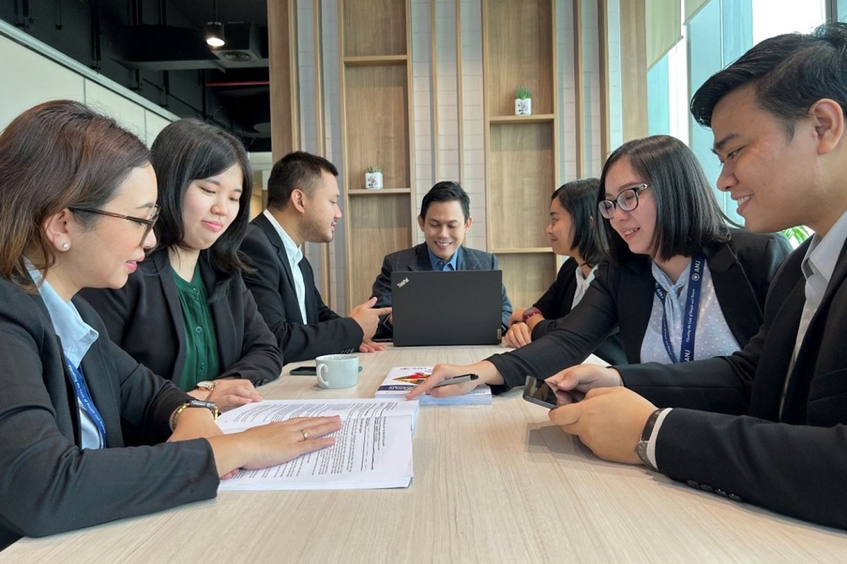 Beberapa karyawan ANJ melakukan diskusi rutin.